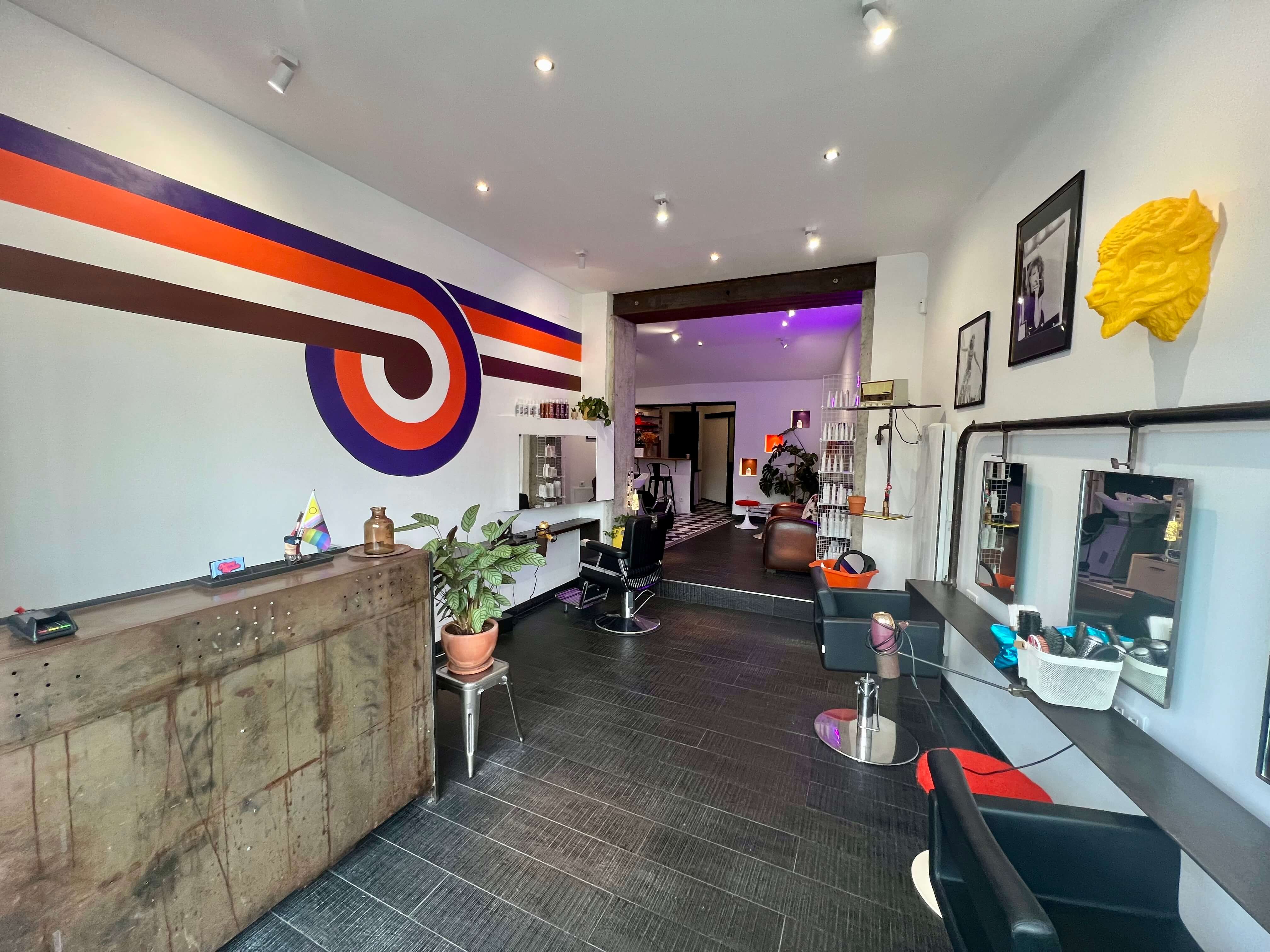 Salon de coiffure Johnny Bigoude à Nantes, ambiance pop et néon rose