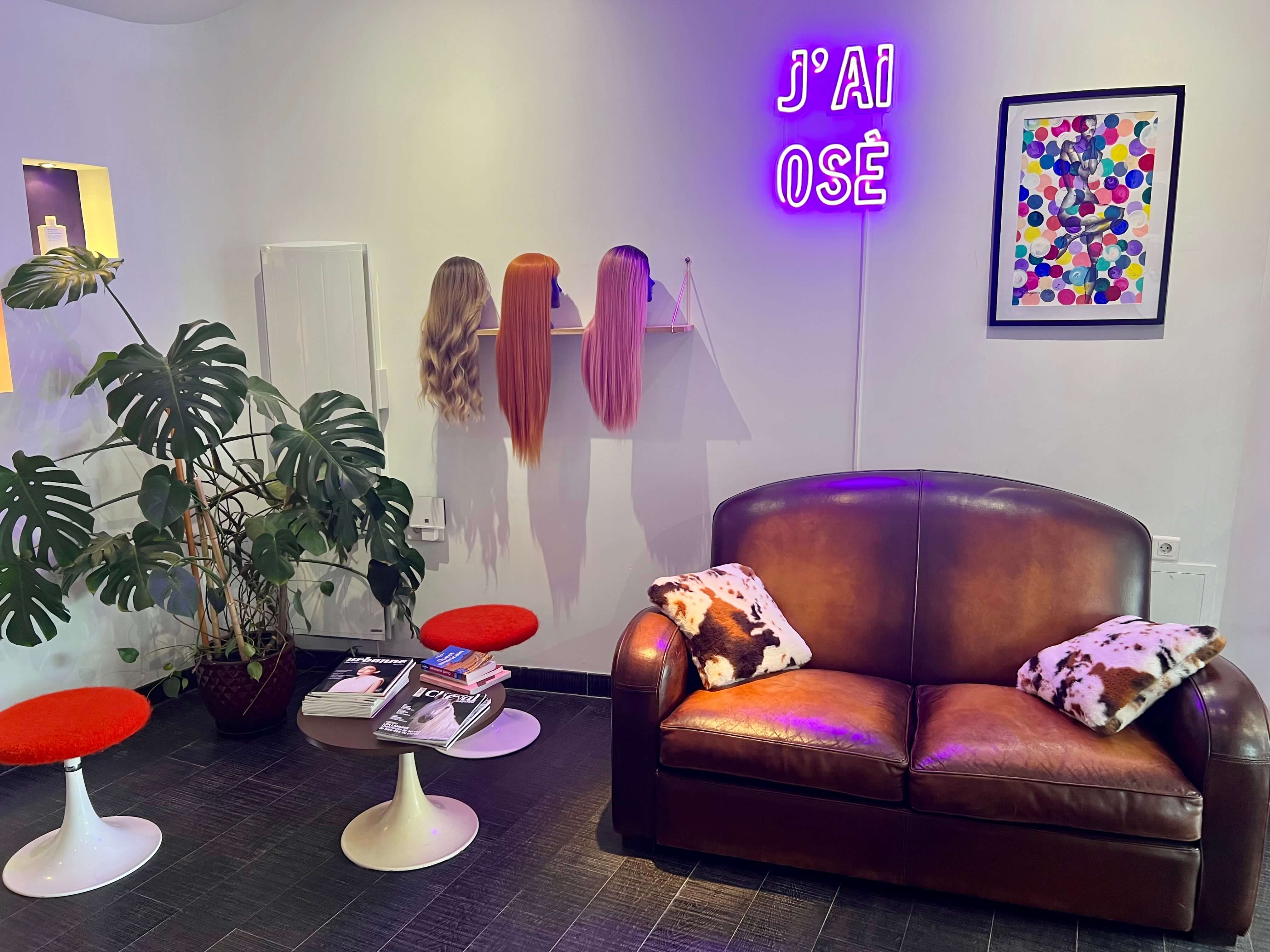 Intérieur coloré et rétro du salon de coiffure Johnny Bigoude à Nantes